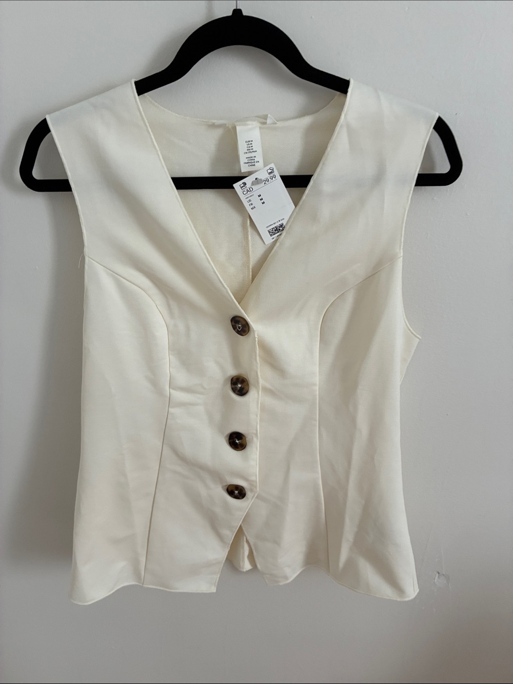 Sleeveless Button-Front V-Neck vest Top in Cream ivory tortoise buttons